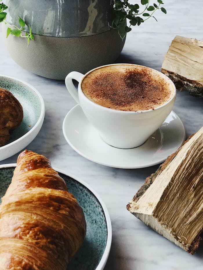 croissant avec un cappuccino